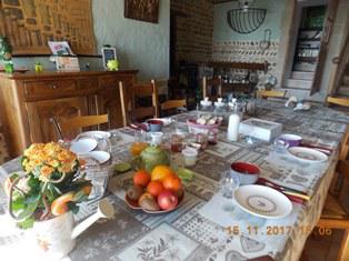 La mare du vieux chene, chambres et table d'hotes, Petit déjeuner continental, jus de fruits, boisson chaude, confitures et yaourts maison,
céréales et pains frais.