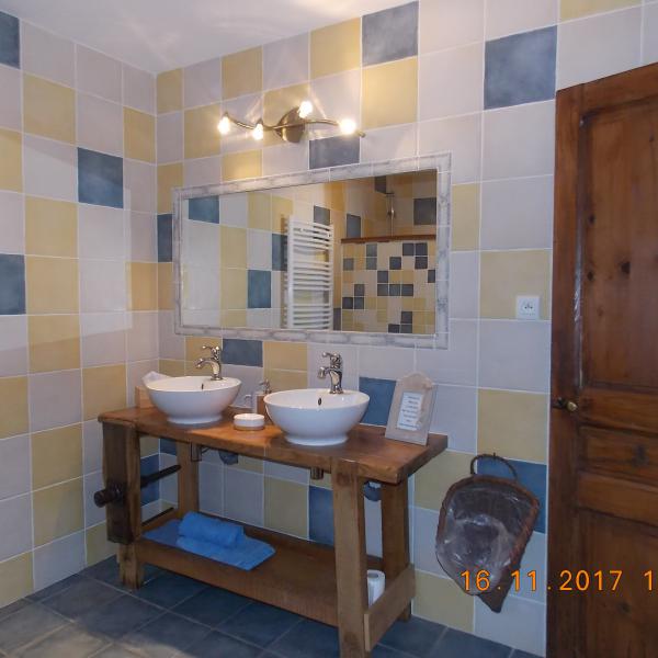 Chambres et table d'hotes 38 Bellegarde Poussieu, 30 mn sud Vienne, 65 km sud Lyon, A7 sortie Chanas, face au Vercors, La mare du vieux chene