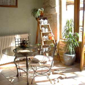 Chambres et table d'hotes 38 Bellegarde Poussieu, 30 mn sud Vienne, 65 km sud Lyon, A7 sortie Chanas, face au Vercors, La mare du vieux chene